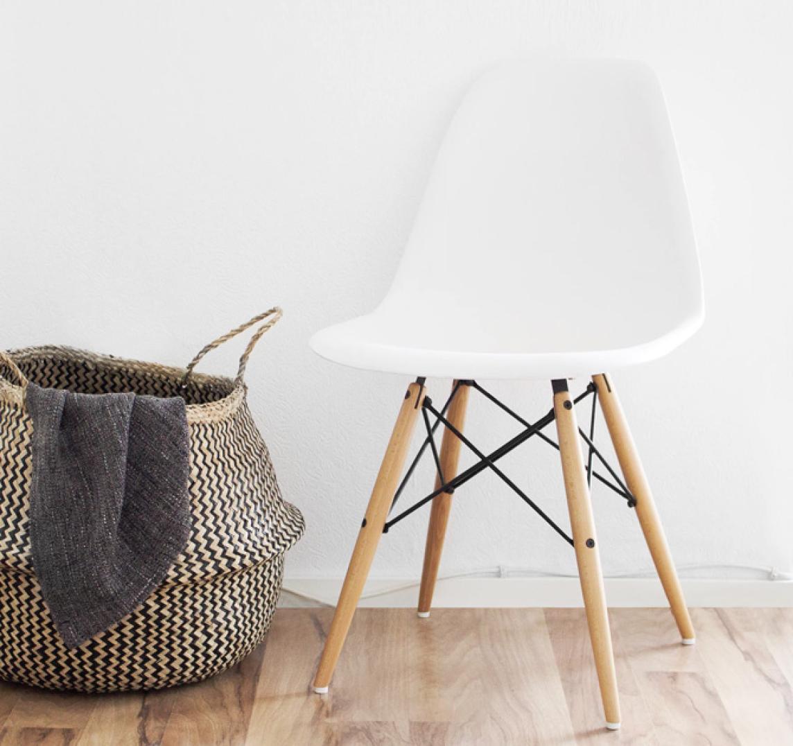 Silla blanca y de madera